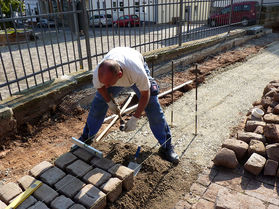 Pflaster- und Treppenarbeiten an St. Crescentius (Foto:Karl-Franz Thiede)